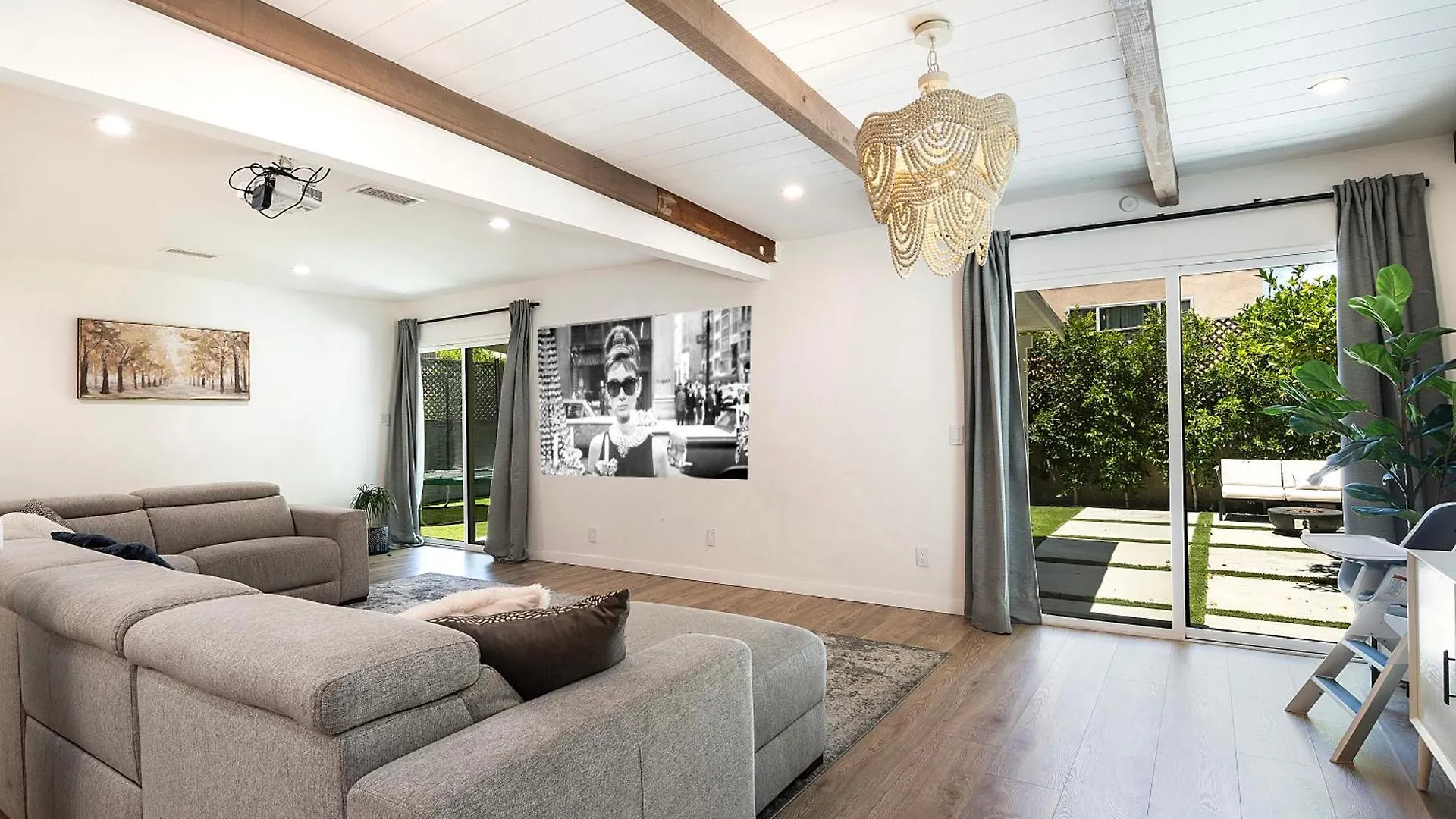 Spacious Family Villa With Large Backyard Los Angeles
